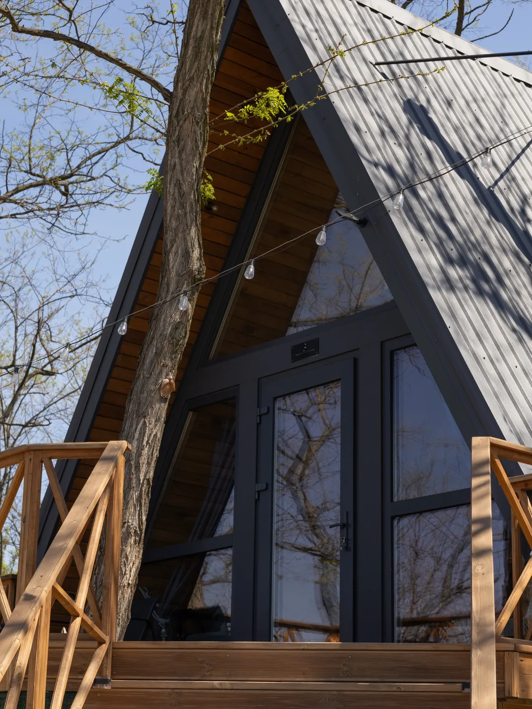 A-frame будиночок Blue серед акацій
