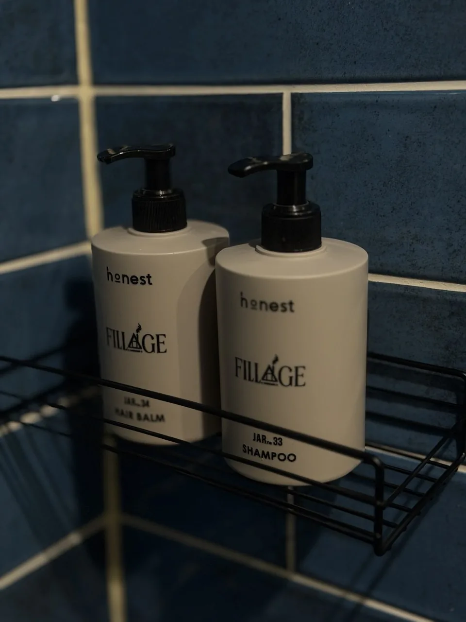 Шампунь і бальзам FILLAGE у ванній Blue